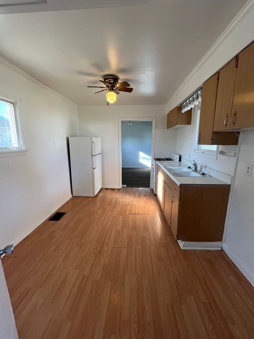 Erie Apartment: 914 Grant Ave