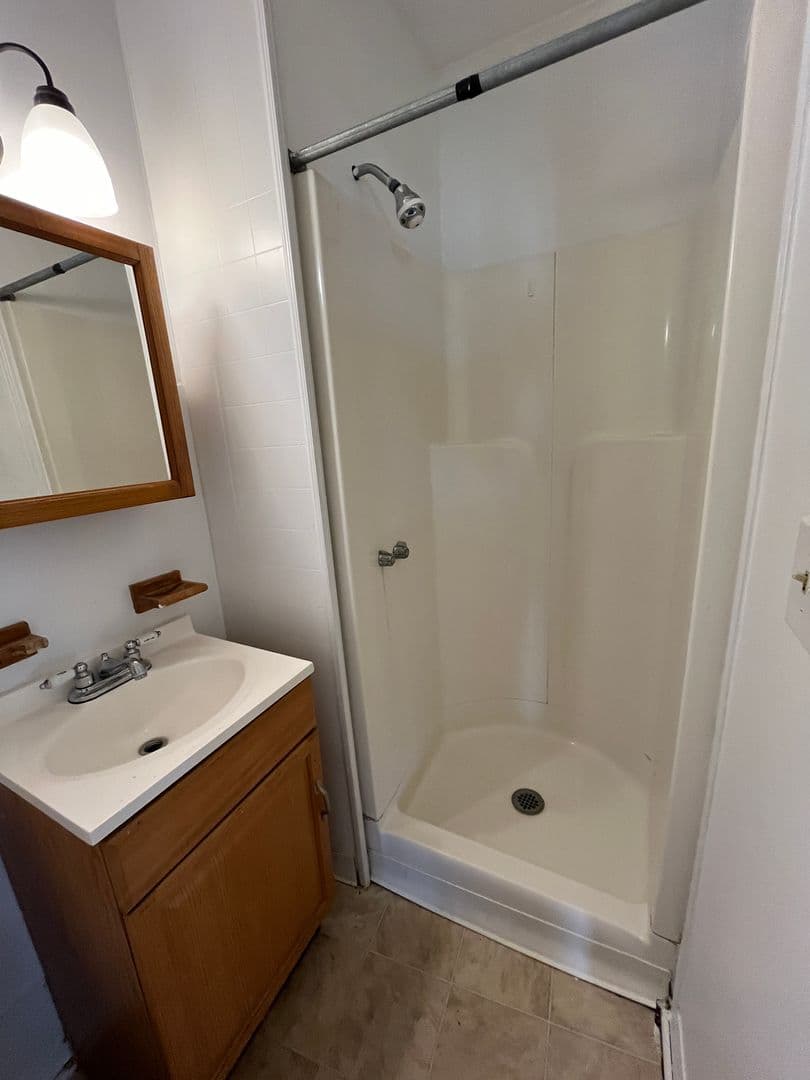 Erie Apartment: 914 Grant Ave