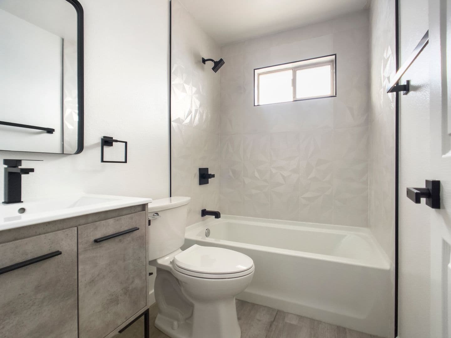 Phoenix Apartment: 2242 E. Pinchot Ave