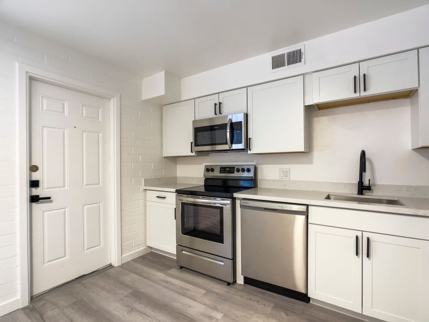 Phoenix Apartment: 2242 E. Pinchot Ave