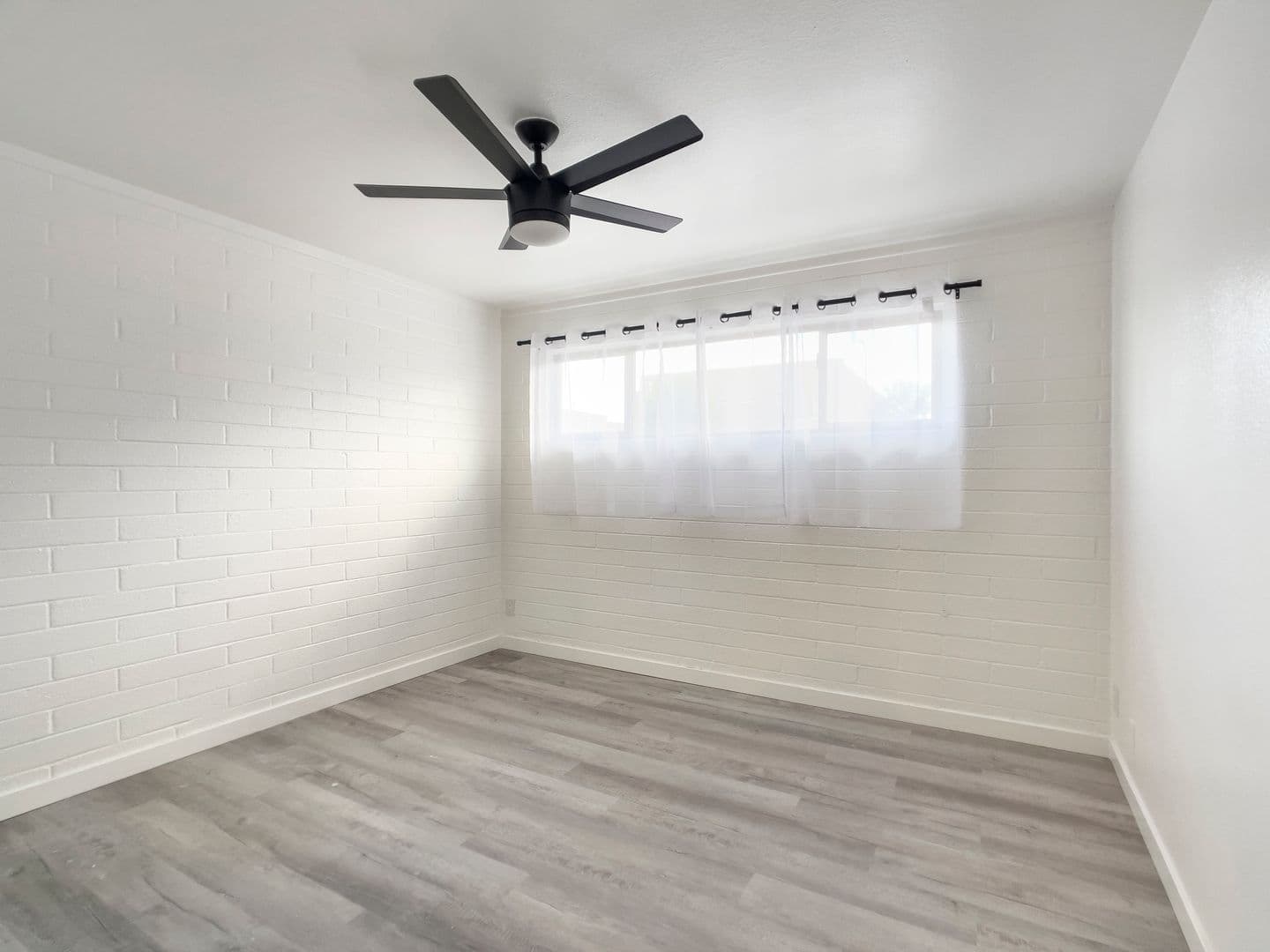 Phoenix Apartment: 2242 E. Pinchot Ave