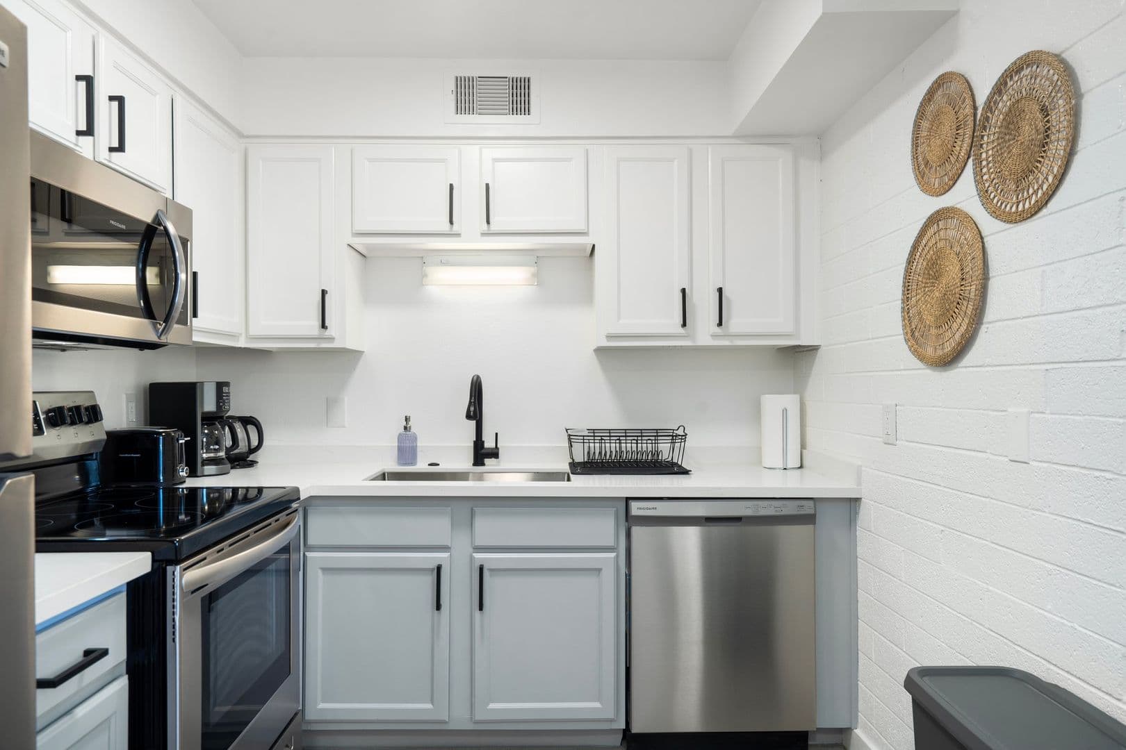 Phoenix Apartment: 2242 E. Pinchot Ave