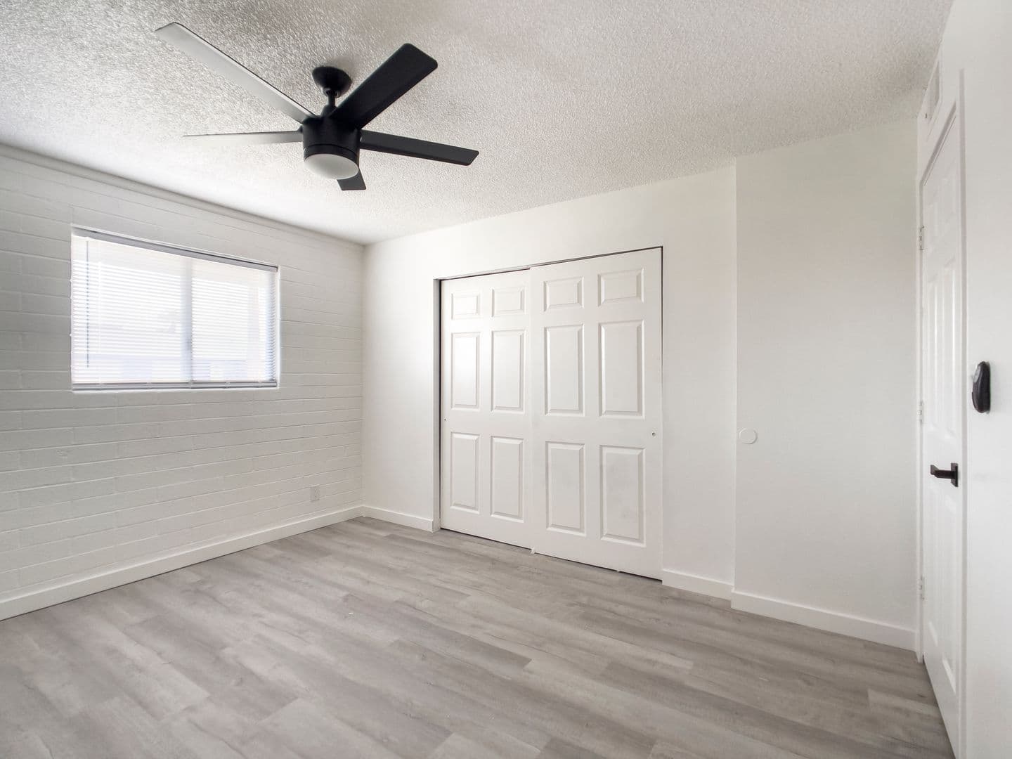 Phoenix Apartment: 2242 E. Pinchot Ave