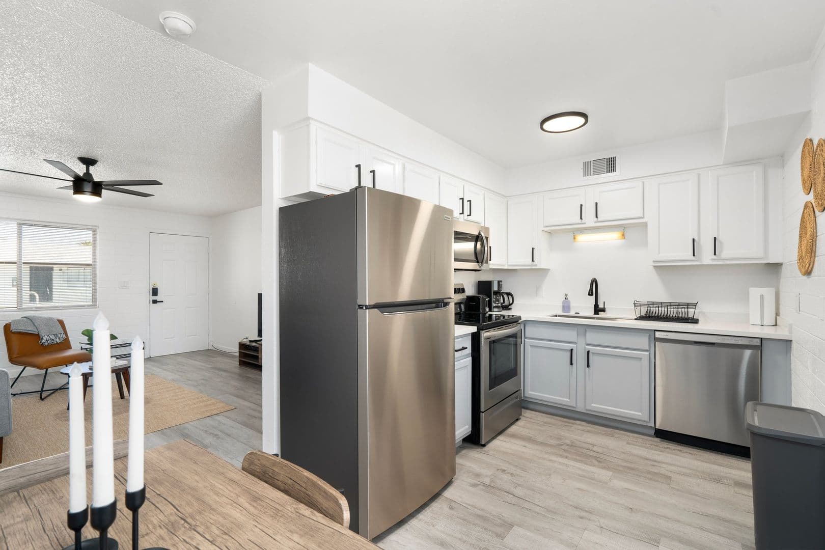Phoenix Apartment: 2242 E. Pinchot Ave
