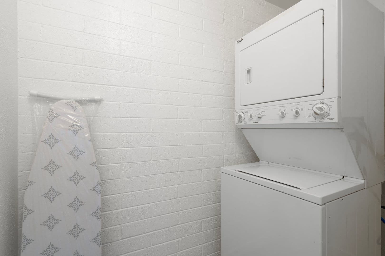Phoenix Apartment: 2242 E. Pinchot Ave