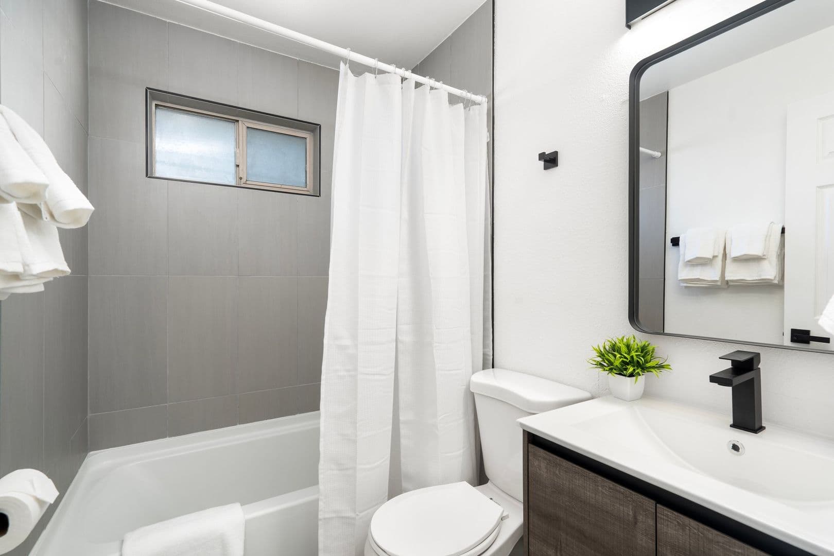 Phoenix Apartment: 2242 E. Pinchot Ave