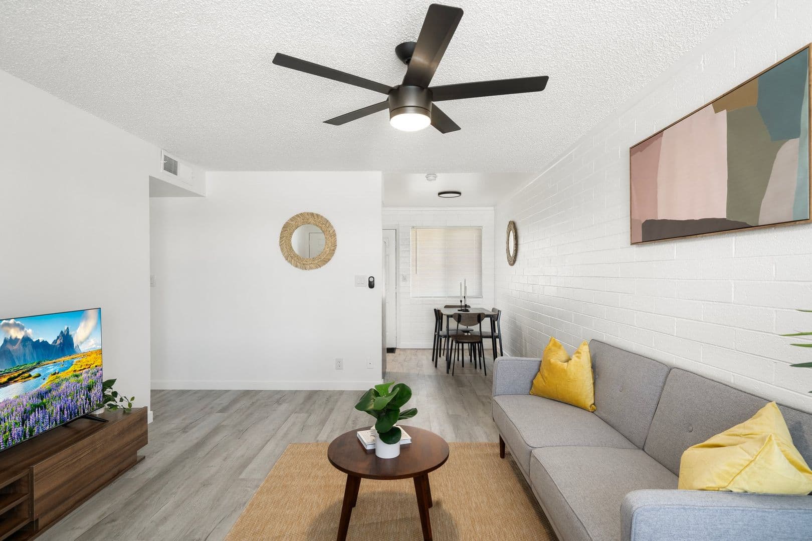 Phoenix Apartment: 2242 E. Pinchot Ave