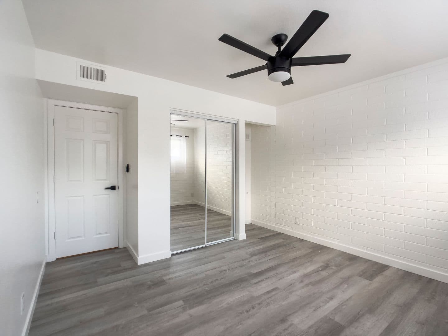 Phoenix Apartment: 2242 E. Pinchot Ave