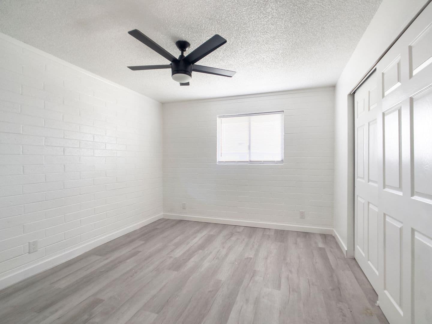 Phoenix Apartment: 2242 E. Pinchot Ave