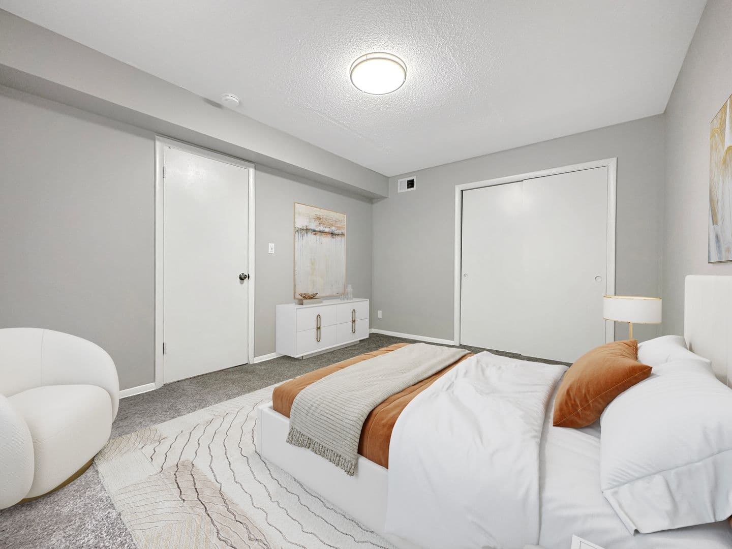 Riverdale Apartment: 363 Upper Riverdale Rd