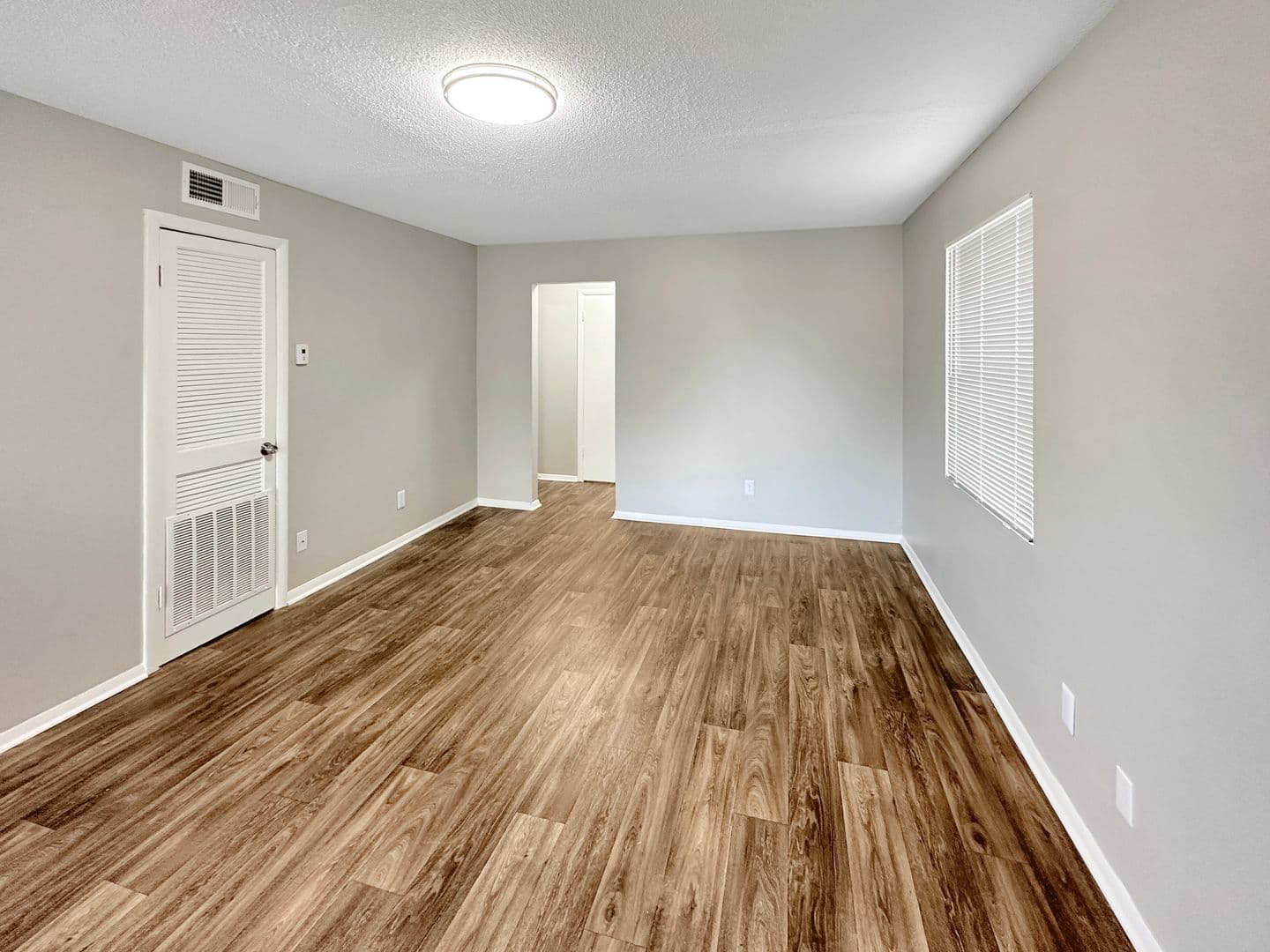 Riverdale Apartment: 363 Upper Riverdale Rd