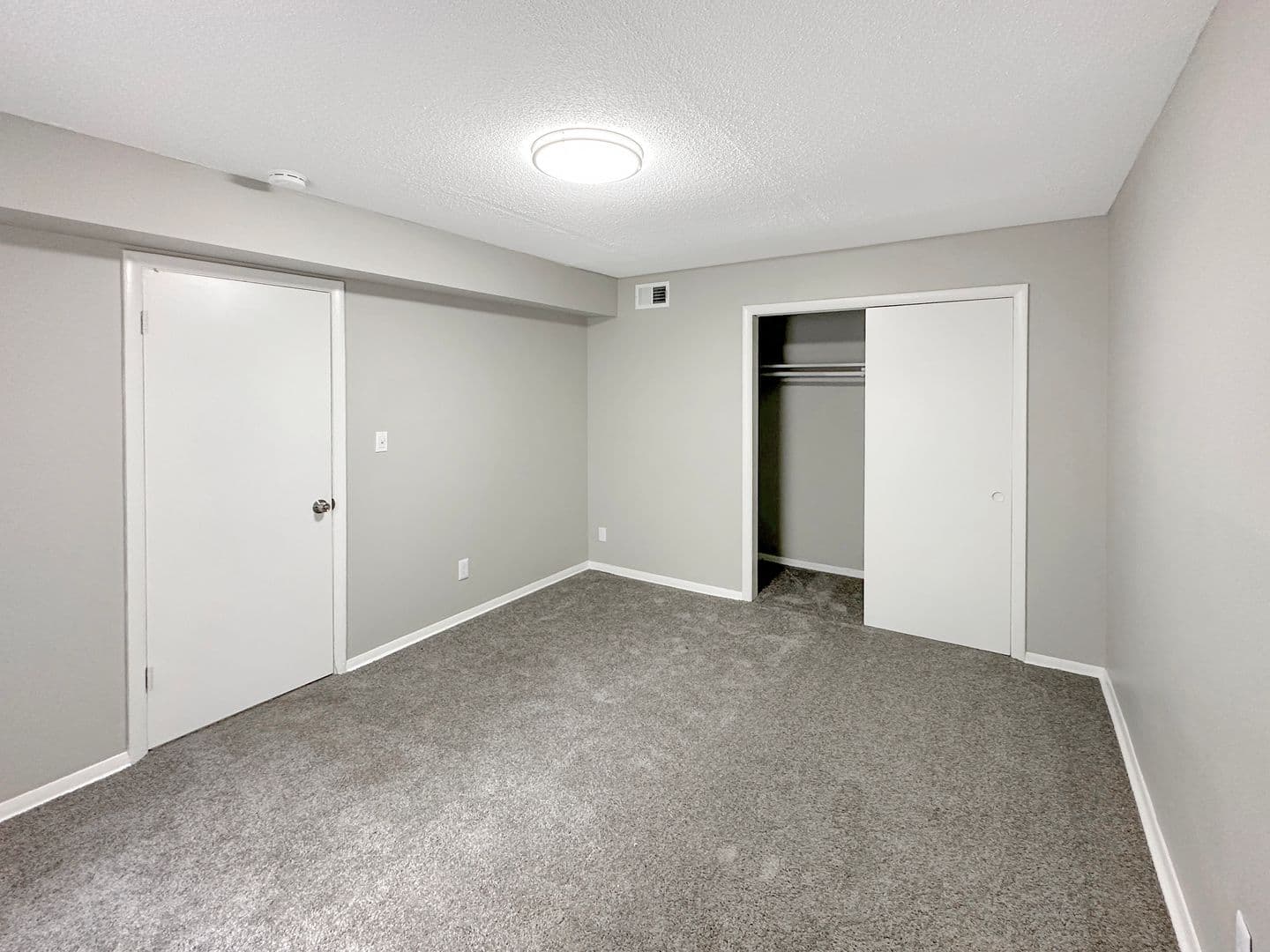 Riverdale Apartment: 363 Upper Riverdale Rd