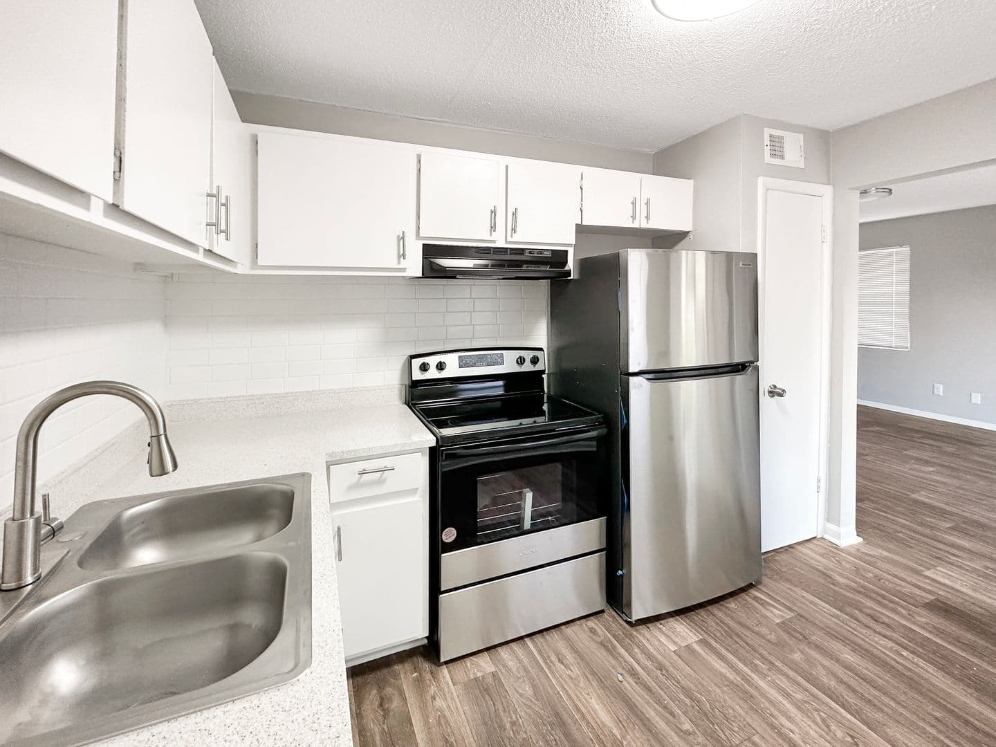 Riverdale Apartment: 363 Upper Riverdale Rd
