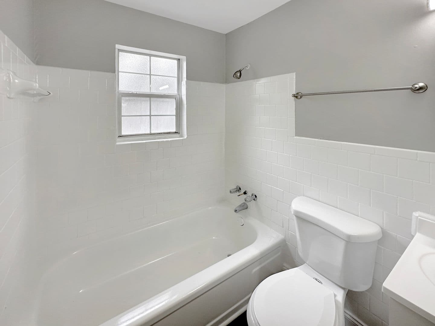 Riverdale Apartment: 363 Upper Riverdale Rd