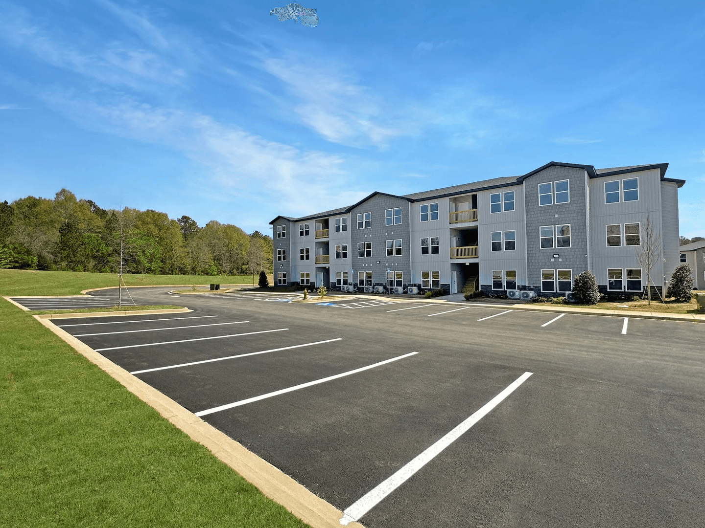 Warner Robins Apartment: 651 Osigian Blvd