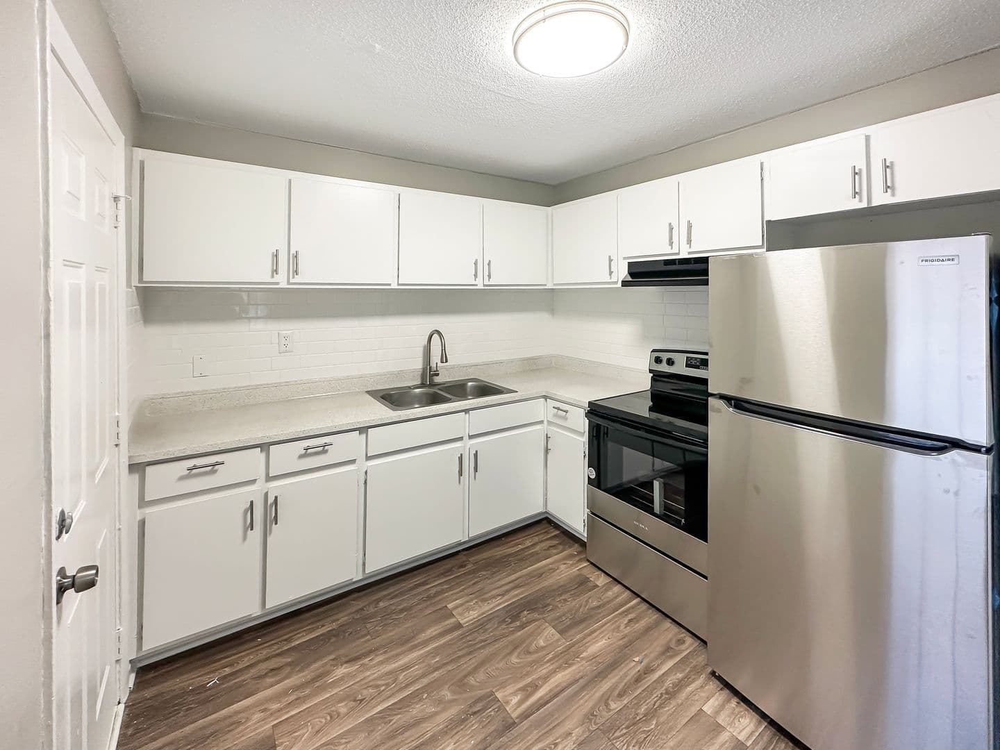 Riverdale Apartment: 363 Upper Riverdale Rd