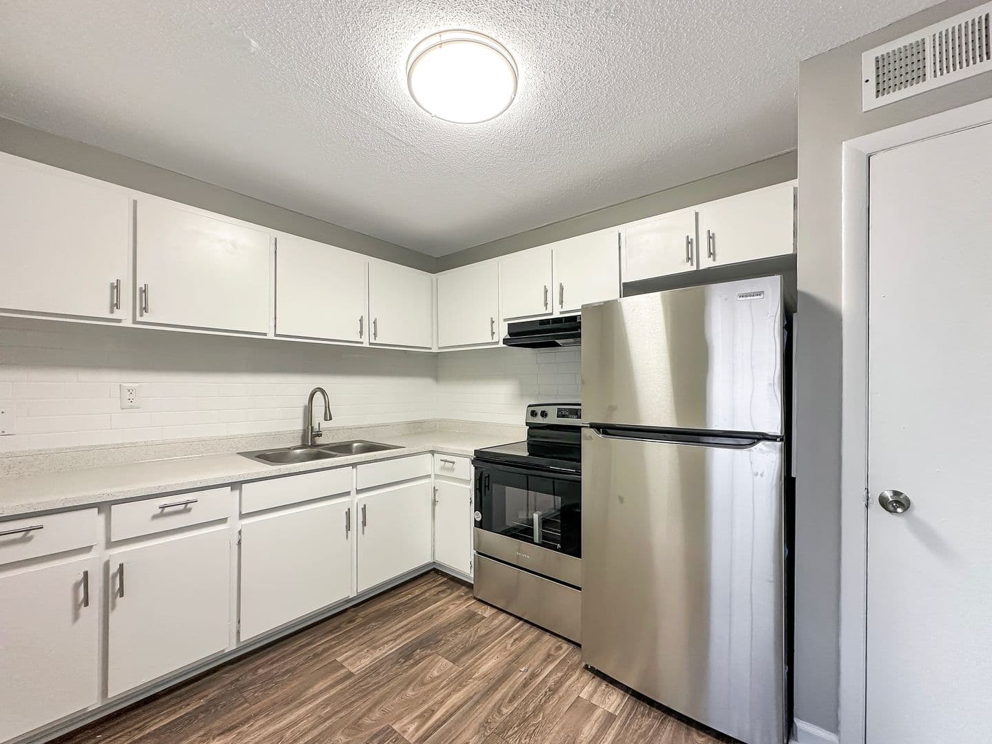 Riverdale Apartment: 363 Upper Riverdale Rd