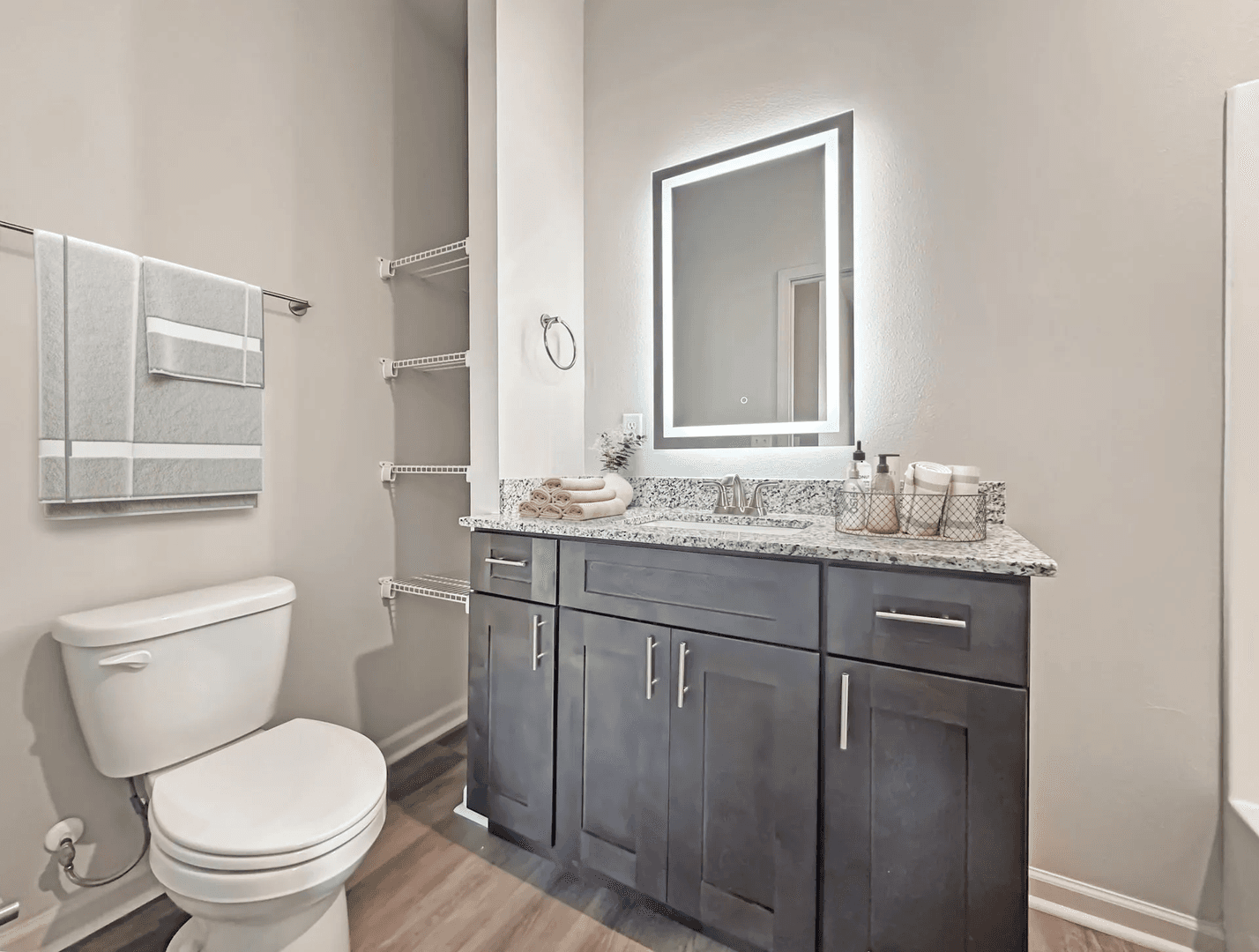 Warner Robins Apartment: 651 Osigian Blvd