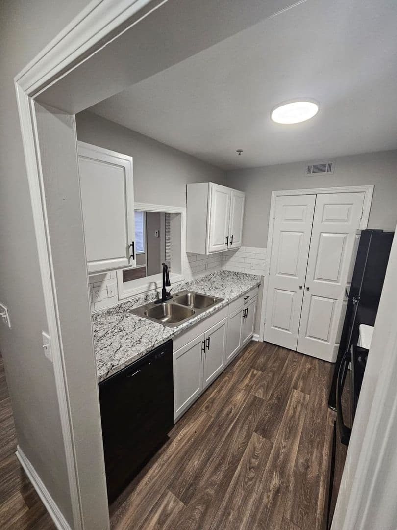 Clarkston Apartment: 790 N Indian Creek Dr