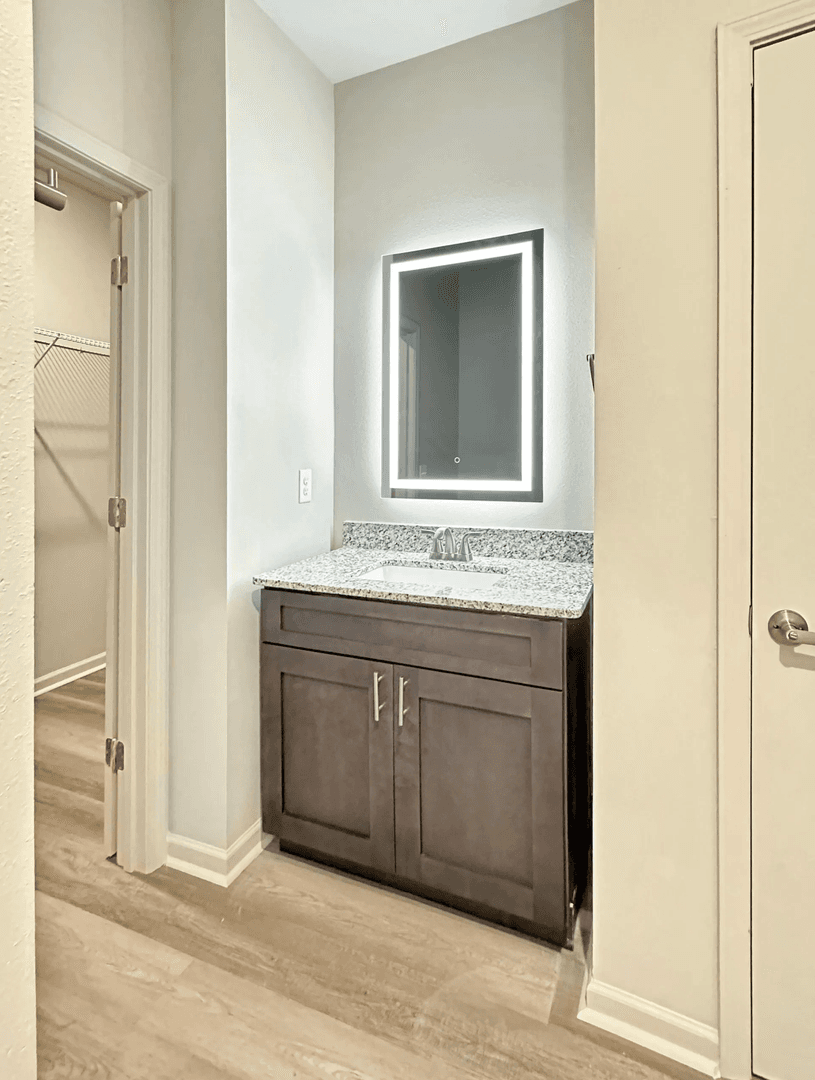 Warner Robins Apartment: 651 Osigian Blvd