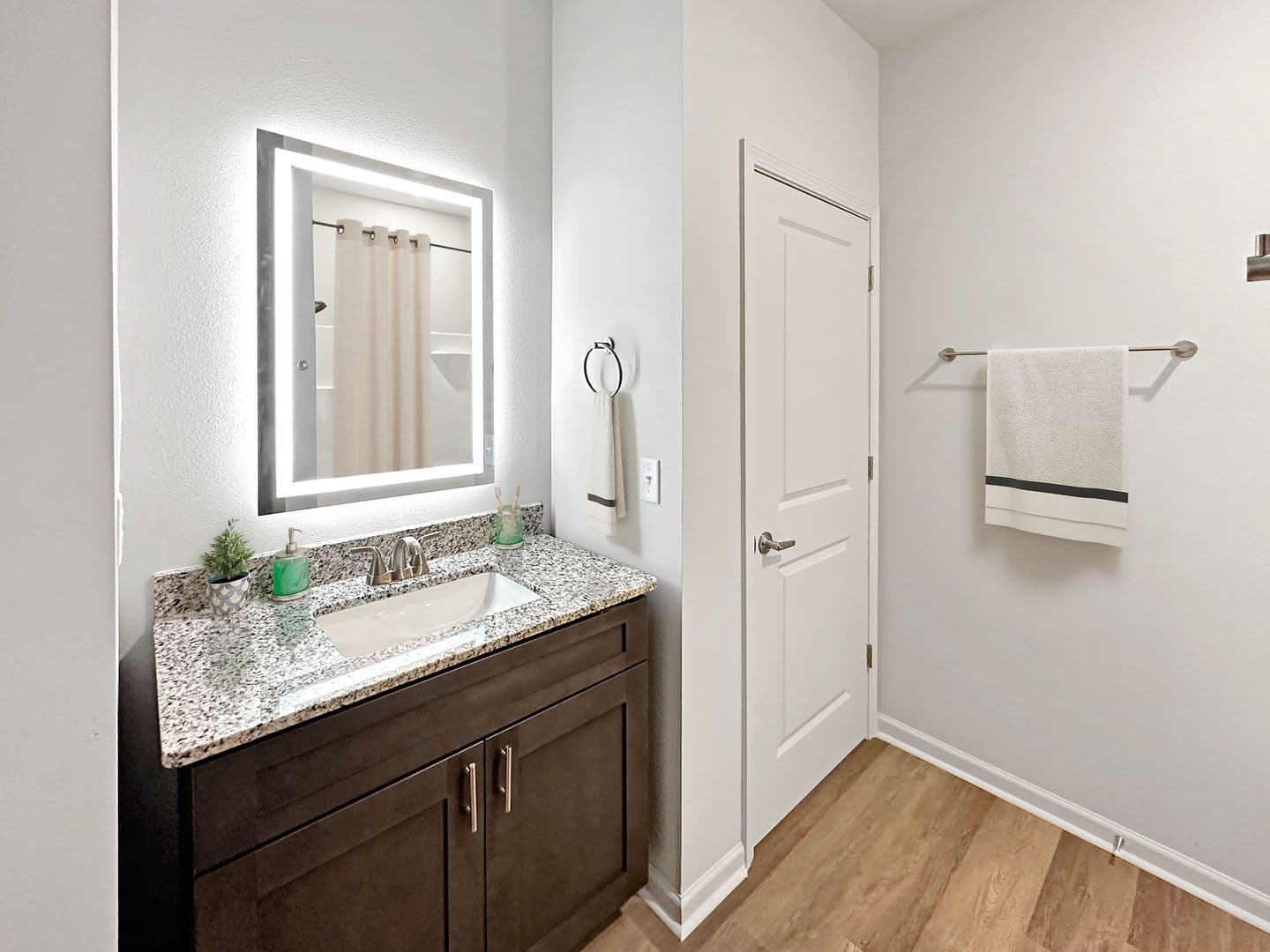 Warner Robins Apartment: 651 Osigian Blvd