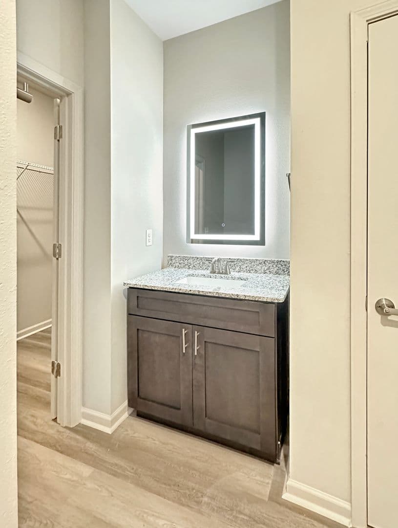 Warner Robins Apartment: 651 Osigian Blvd