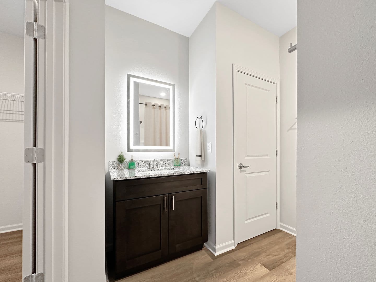 Warner Robins Apartment: 651 Osigian Blvd