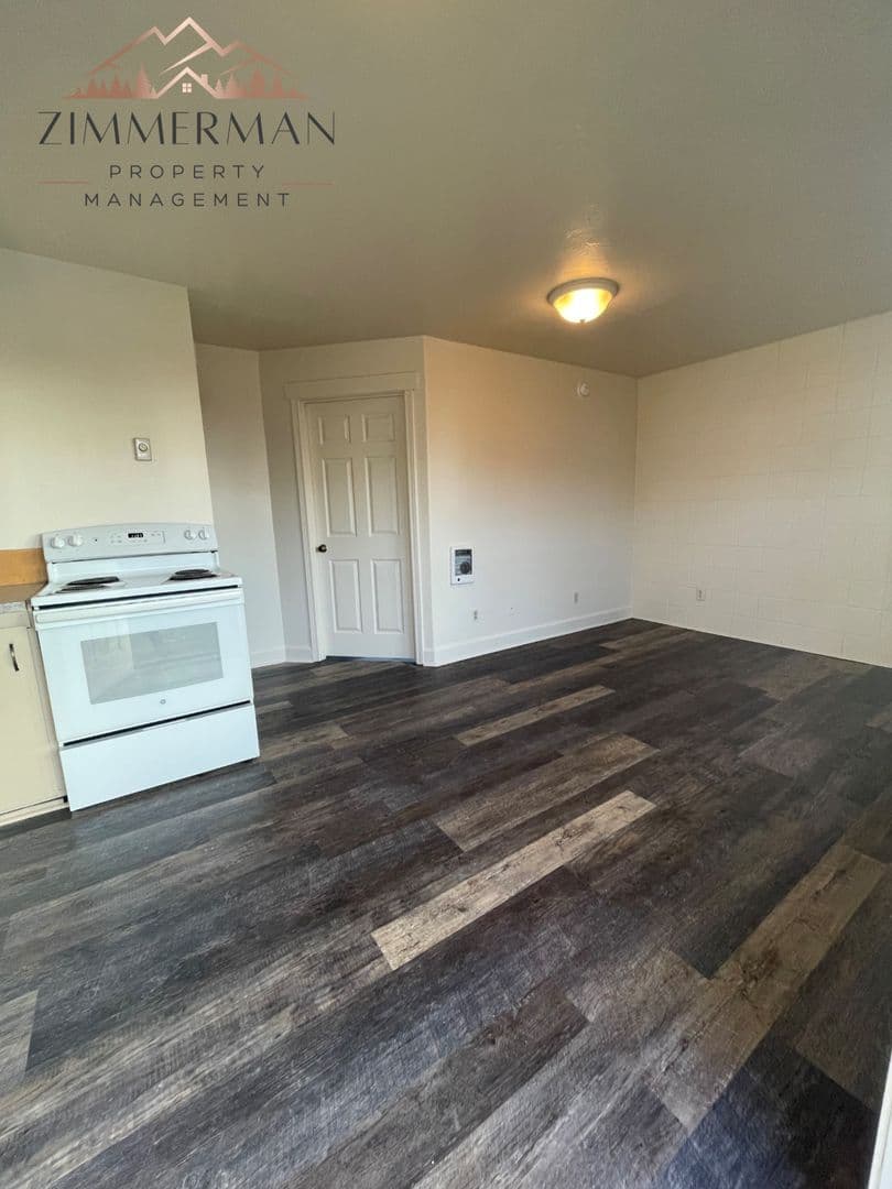 Creswell Apartment: 2 F st 1-6