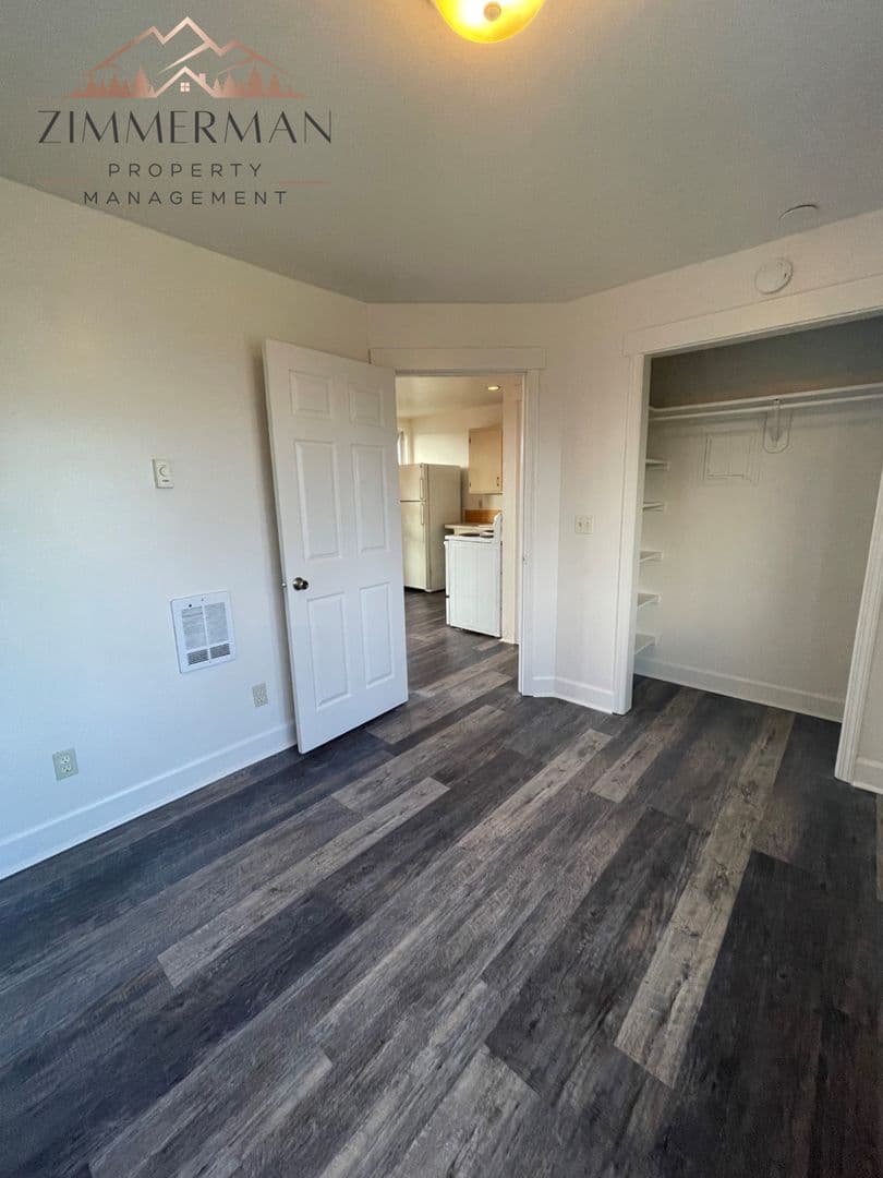 Creswell Apartment: 2 F st 1-6