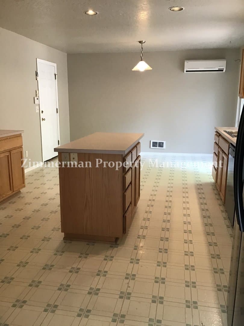 Eugene House: 1757 Oak Patch Road