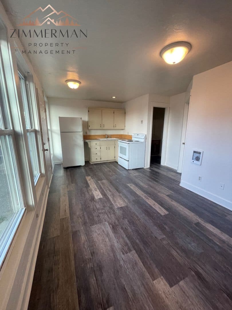 Creswell Apartment: 2 F st 1-6