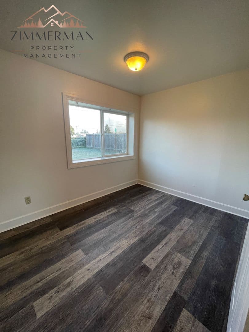 Creswell Apartment: 2 F st 1-6