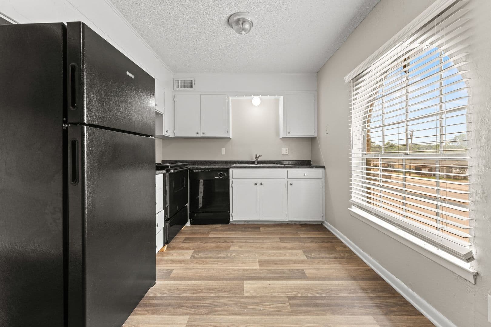 Waco Apartment: 3638 W Waco Dr