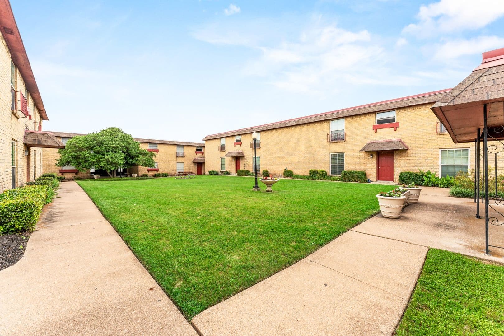 Waco Apartment: 3638 W Waco Dr
