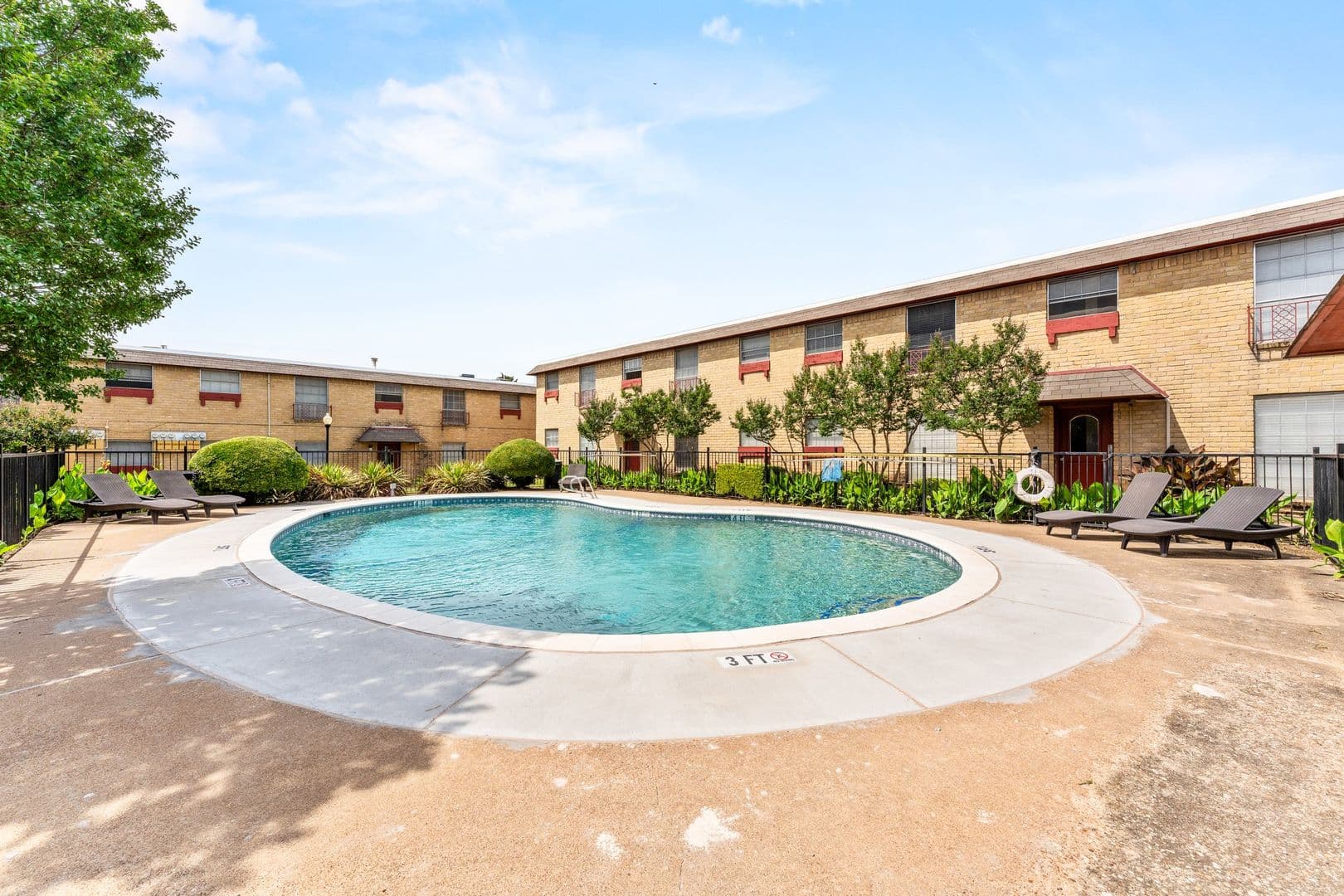 Waco Apartment: 3638 W Waco Dr
