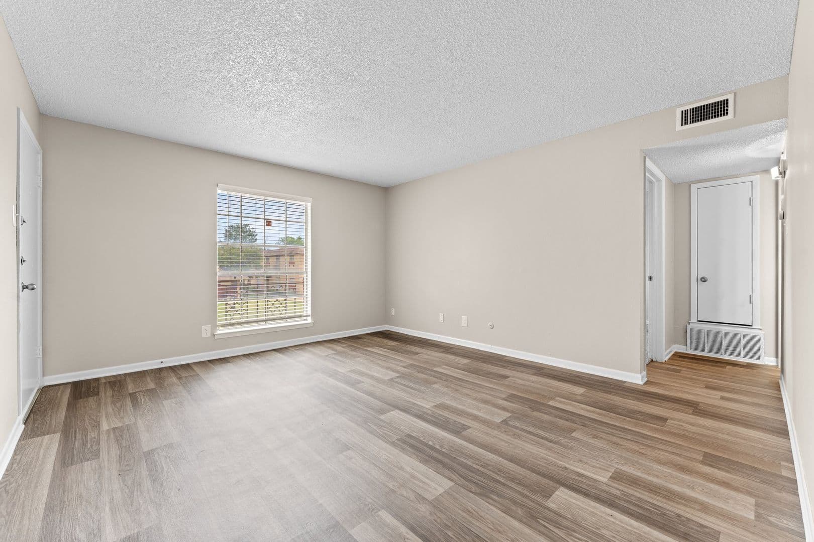Waco Apartment: 3638 W Waco Dr
