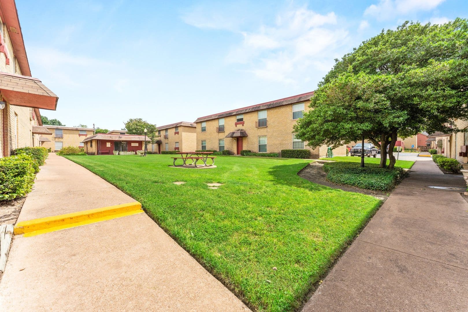 Waco Apartment: 3638 W Waco Dr