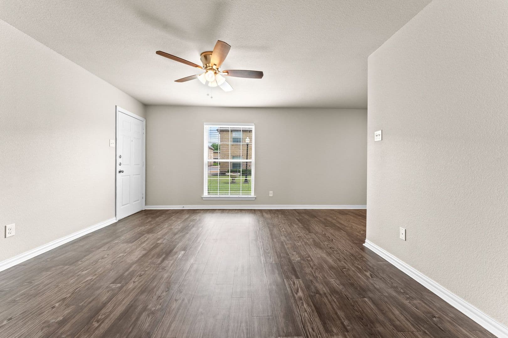 Waco Apartment: 3638 W Waco Dr