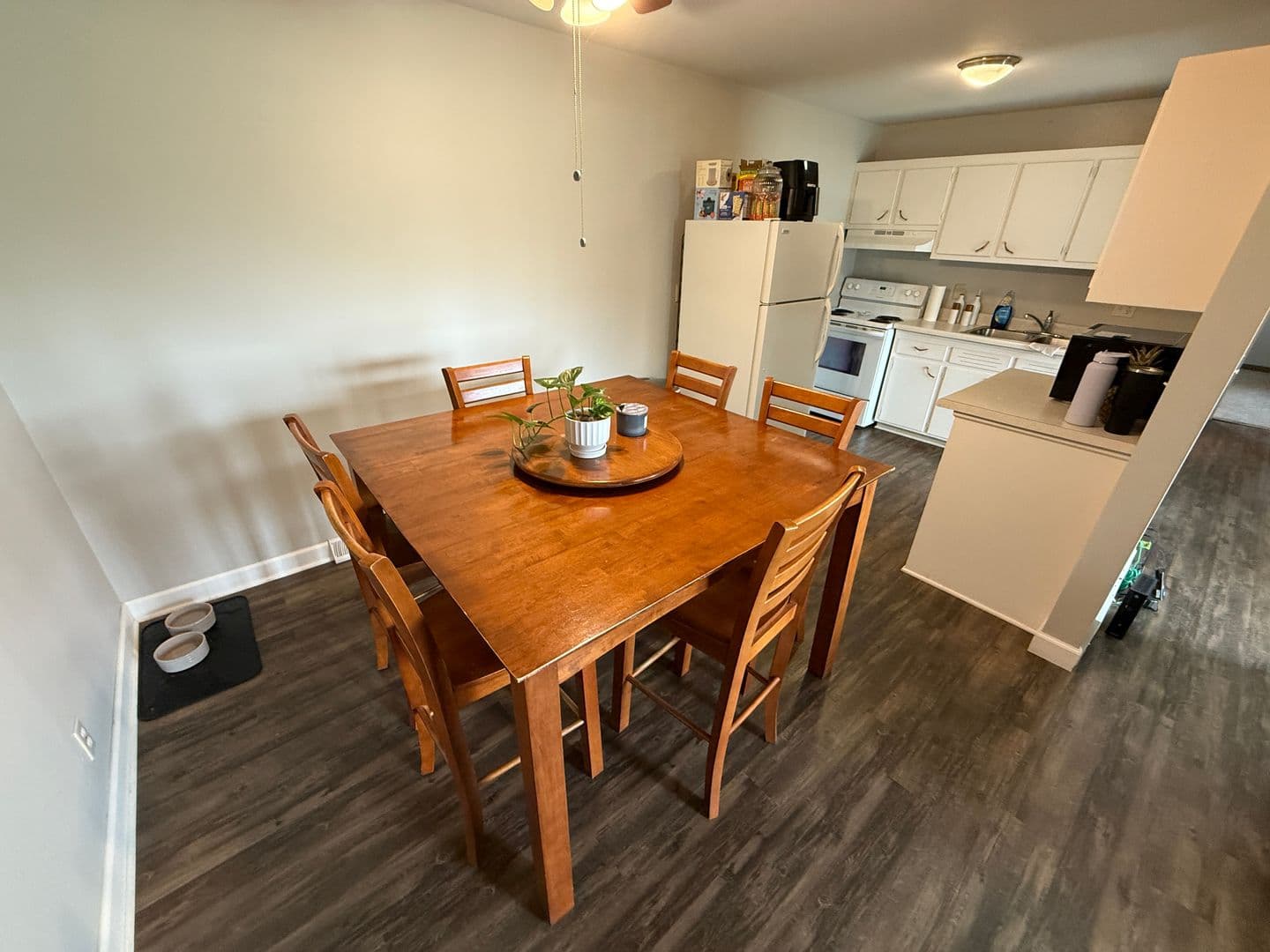 Thiensville Apartment: 245 Williamsburg Dr.