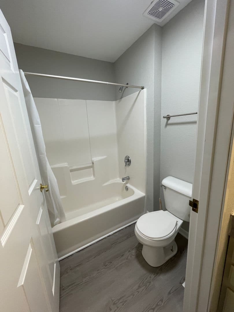 Wauwatosa Apartment: 10051 W. Lisbon Ave.