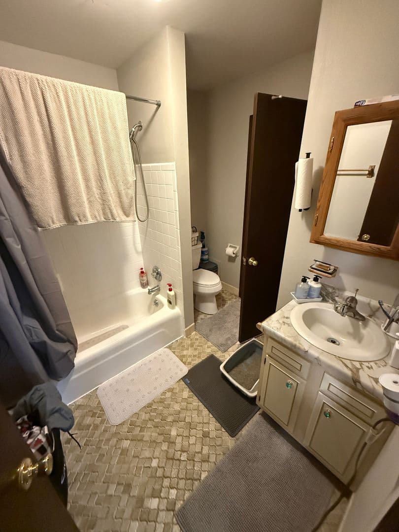 Thiensville Apartment: 200 Williamsburg Dr.