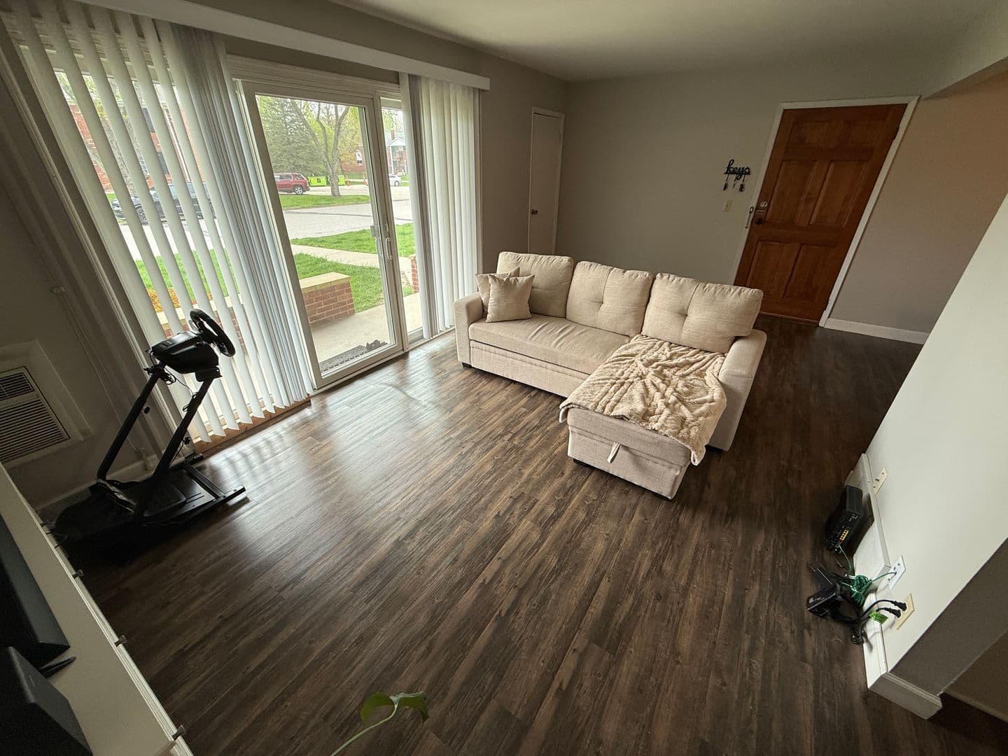 Thiensville Apartment: 245 Williamsburg Dr.