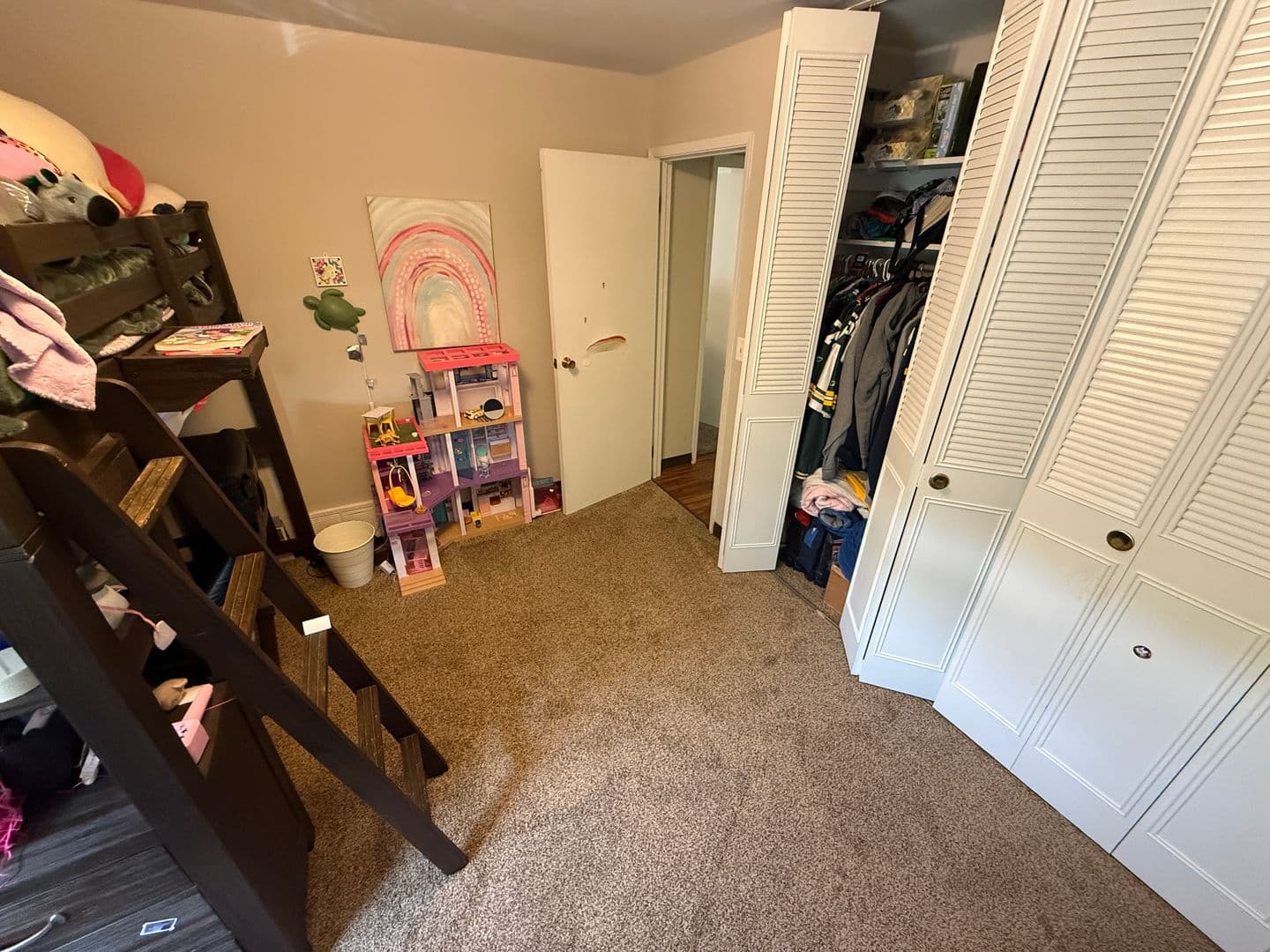 Thiensville Apartment: 245 Williamsburg Dr.