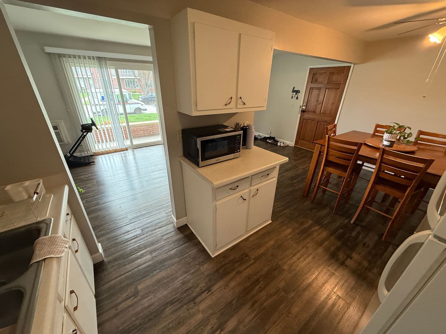 Thiensville Apartment: 245 Williamsburg Dr.