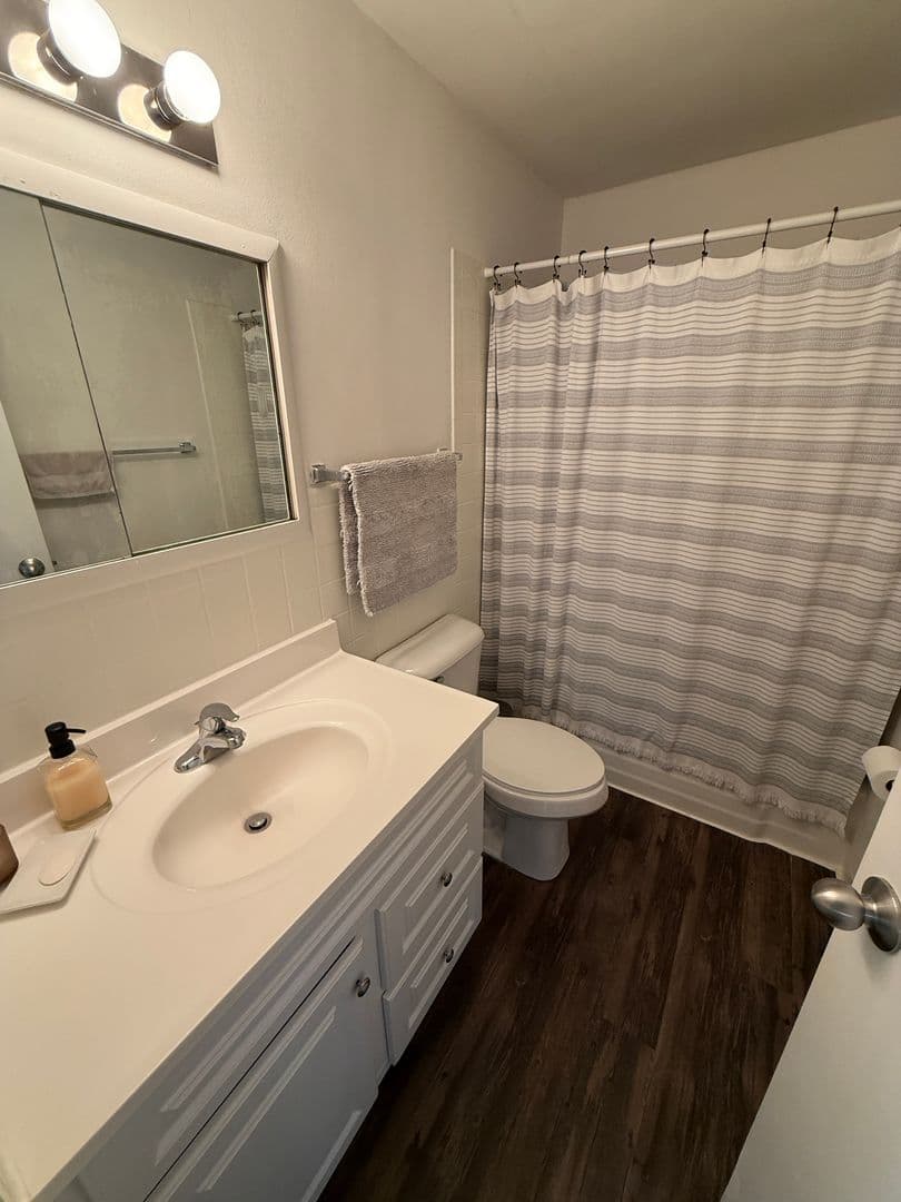 Thiensville Apartment: 245 Williamsburg Dr.