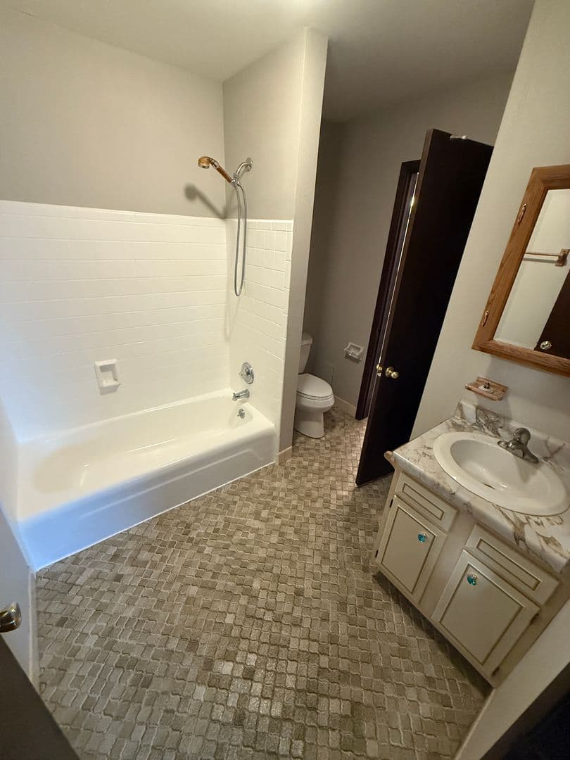 Thiensville Apartment: 200 Williamsburg Dr.