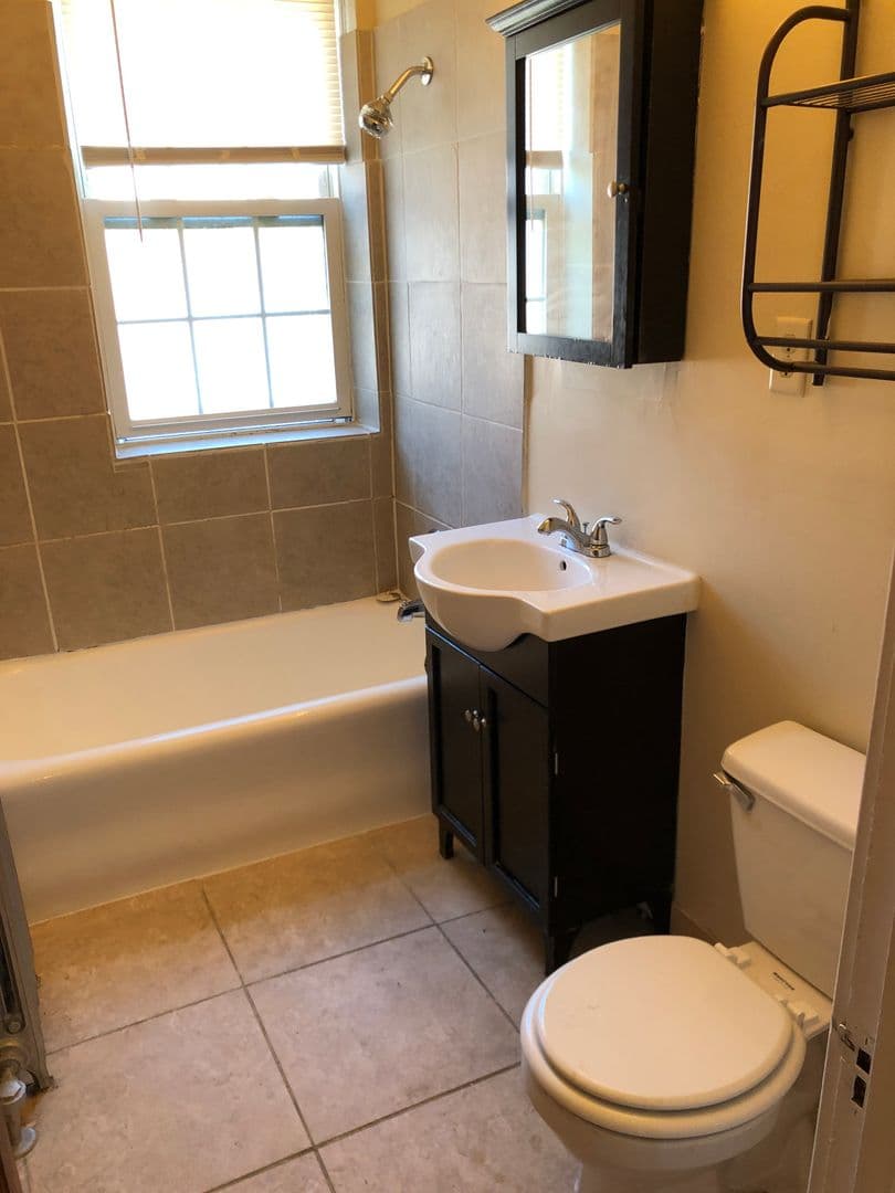 Wauwatosa Apartment: 1423 Martha Washington Dr.