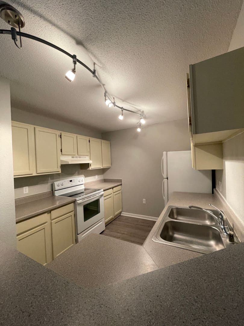 Wauwatosa Apartment: 10051 W. Lisbon Ave.