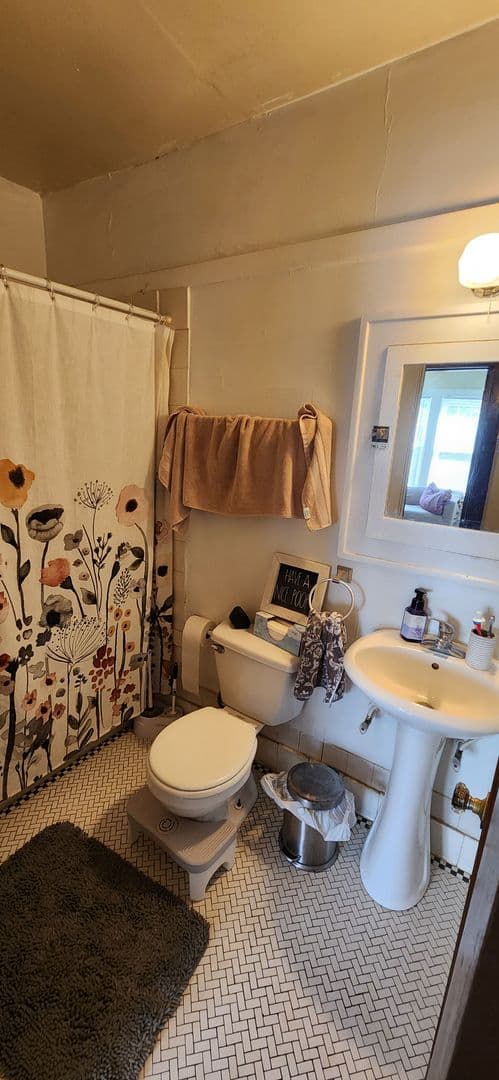 Milwaukee Apartment: 5104 W. Wisconsin Ave.