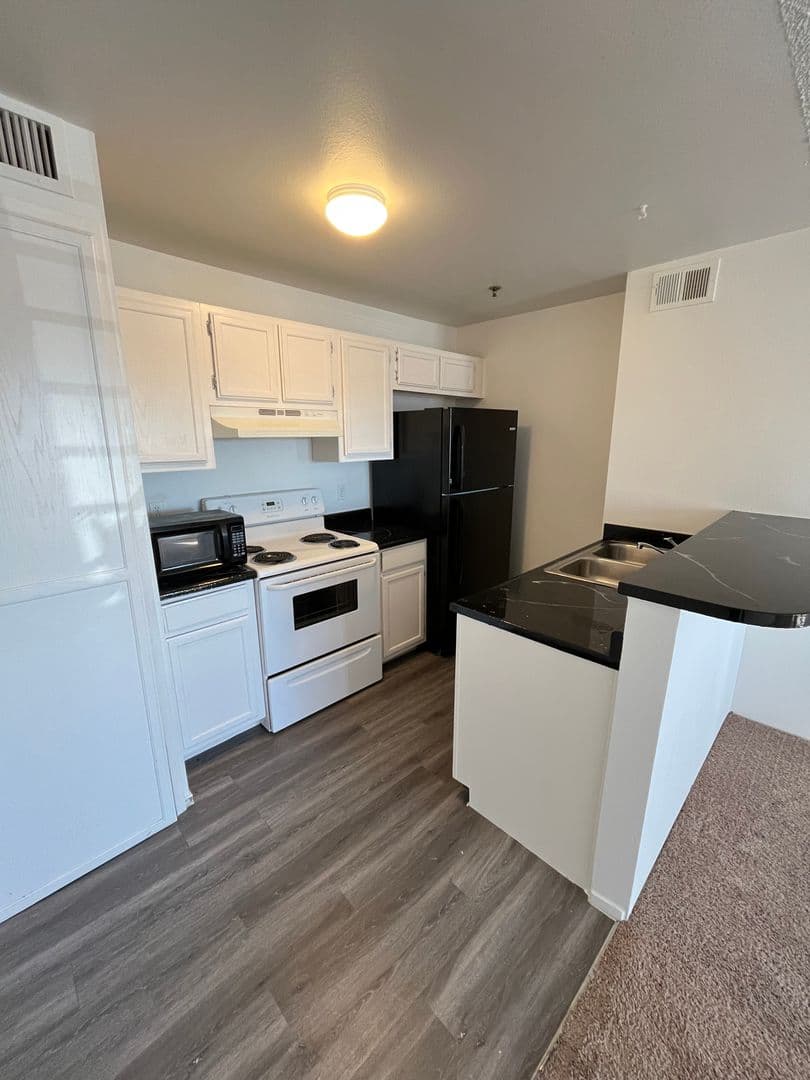 Las Vegas Condo: 1381 E University Ave #304